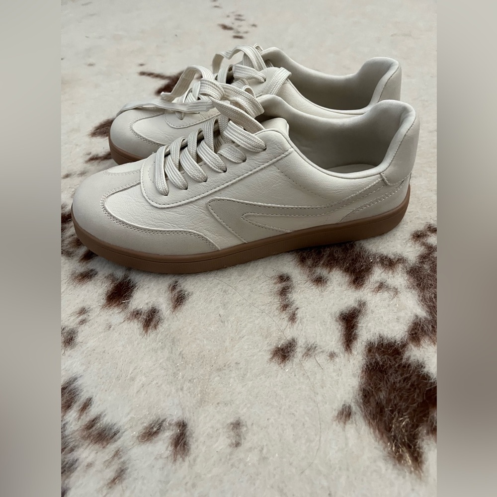 DV Sneakers